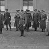 Němečtí důstojníci společně s veliteli I. korouhve Dragounského pluku 8 v již v obsazených dašických kasárnách přihlížejí 15. března 1939 příjezdu německé armády.